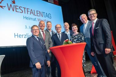 Freuen sich auf den Westfalentag (v.l.): Werner Dürdoth, 1. stellvertretender Landrat des Kreises Höxter; Dr. Georg Lunemann, Direktor des LWL und Vorsitzender des WHB; MdL Matthias Goeken; Landtagspräsident André Kuper; Thomas Tenkamp, Geschäftsführer der Kulturstiftung der Westfälischen Provinzial Versicherung; Dr. Silke Eilers, Geschäftsführerin des WHB; Daniel Hartmann, Bürgermeister der Stadt Höxter; Arnd Paas, Vorstandsvorsitzender Sparkasse Paderborn-Detmold-Höxter<br>Foto:Sarah Jonek/WHB