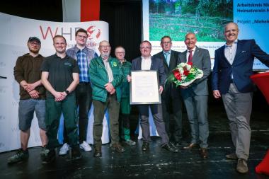Beim Westfalentag wurde der Heimatverein Nieheim e. V. mit "Rolle vorwärts" in der Kategorie Innovation prämiert: Thomas Tenkamp, Geschäftsführer der Kulturstiftung der Westfälischen Provinzial Versicherung, (rechts) und WHB-Vorsitzender Dr. Georg Lunemann (2.v.r.) mit den Gewinnern.<br>Foto: Sarah Jonek/WHB