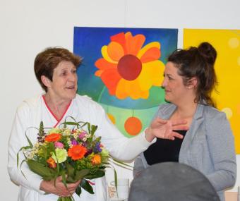 Christina Berghoff (re.), Leiterin des LWL-Pflegezentrums Warstein, bedankte sich bei Gisela Kramer (li.) für ihre Arbeit in den letzten 49 Jahren.<br>Foto: LWL-Pflegezentrum Warstein