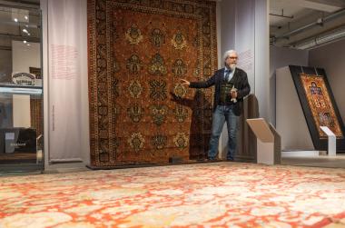 Martin Schmidt führt Gäste durch die Ausstellung "Der ewige Teppich".<br>Foto: LWL / Betz