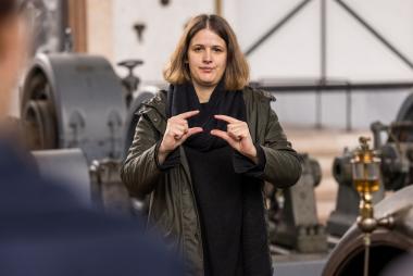 Eine Gebärdendolmetscherin übersetzt die Museumsführung.<br>Foto: LWL/ Harms