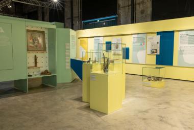 Ein Workshop in der Ausstellungswerkstatt "Das ist kolonial." beschäftigt sich mit Objekten aus kolonialen Kontexten.<br>Foto: LWL/Lee