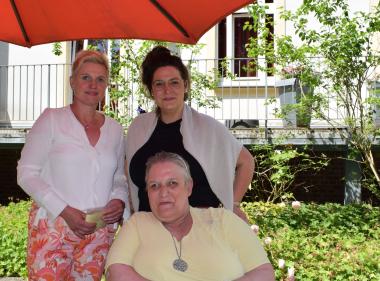 Freuten sich über die gute Stimmung beim Sommerfest: (v.l.) Bianca Lindemann (Leiterin LWL-Wohnverbund Warstein) und Christina Berghoff (Leiterin LWL-Pflegezentrum Warstein) mit Eva Rügler (Bewohnerin des LWL-Pflegezentrums).<br>Bild: LWL