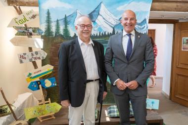 Vor Abschiedskulisse: Der Ärztliche Direktor Dr. Luc Turmes mit dem Direktor des LWL, Dr. Georg Lunemann (rechts).<br>Foto: LWL/Krull