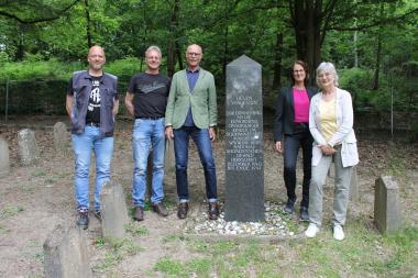 (v. links): Die Arbeitstherapeuten Fabian Bieker, Antonius Wüllner, Rotary-Präsident Dr. Martin Rörig, Dr. Mareike Schüler-Springorum, Ärztliche Direktorin des LWL-Therapiezentrums für Forensische Psychiatrie Marsberg und Astrid Schmidt, erste Oberärztin.<br>Foto: LWL  Pressekontakt: Ju