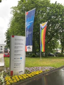 Die "Progress Pride-Flagge" wird zurzeit vor dem Hauptgebäude der LWL-Klinik Münster gehisst.<br>Foto: LWL/Hanna Althoff