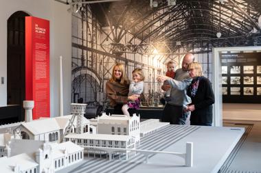Speziell an Familien richtet sich die Führung "Schloss der Arbeit" am Sonntag auf Zeche Zollern. Foto: LWL / Gehrmann 