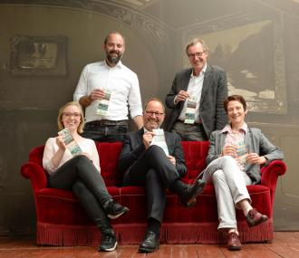 Die Kooperationspartner Lisa-Marie Bergann (v.l./Fürstliches Residenzschloss Detmold), Kornelius Ens (Museum für russlanddeutsche Kulturgeschichte), Hans-Jörg Düning-Gast (Verbandsvorsteher Landesverband Lippe), Dr. Michael Zelle (Lippisches Landesmuseum Detmold) und Dr. Marie Luisa Allemeyer (LWL-Freilichtmuseum Detmold) freuen sich auf viele neugierige Gäste in den Sommerferien.<br>Foto: LWL/Klein