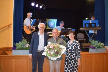Verabschiedeten den Kaufmännischen Direktor Ottmar Köck (M.) in den Ruhestand: Prof. Dr. Meinolf Noeker, LWL-Krankenhausdezernent, und Beatrix Mayer, stellv. Kaufmännische Direktorin. Im Hintergrund die Musikband des LWL-Wohnverbundes Warstein &quot;The Connections&quot;, die die Veranstaltung musikalisch untermalt hat.&lt;br&gt;Foto: LWL/Werne/Schickentanz-Dey 