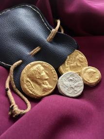 Sind die Münzen echt oder gefälscht? In der Sommerferienaktion verfolgen die Teilnehmer:innen die Spuren römischer Münzen in Westfalen und stellen ihre eigenen Münzfälschungen her.<br>Foto: LWL/ Großekathöfer