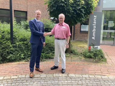 Dr. Luc Turmes (r.) geht in den Ruhestand und übergibt die Position des Ärztlichen Direktors in der LWL-Klinik Herten an Dr. Johannes Michael Albers (41).<br>Bild: LWL/Sommer