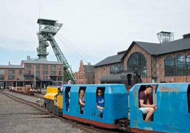 Die Grubenbahn fährt am Sonntag mit Gästen über das Gelände der Zeche Zollern.<br>Foto: LWL / Hudemann 