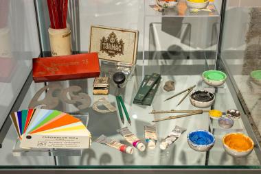 Farben, Stifte, Schablonen - mit Materialien ähnlich denen, die Teppichdesigner früher verwendeten, können Kinder im Textilwerk eigene Kreationen gestalten.<br>Foto: LWL/Harms