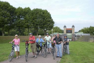 Herbert Niewerth mit einer Radlergruppe im Schleusenpark Waltrop.<br>Foto: LWL/Hudemann