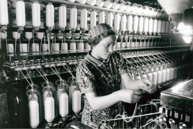 Historisches Foto einer Spinnerin bei der Arbeit am "Flyer".<br>Foto: LWL/Dr. Paul Wolff & Tritschler, Historisches Bildarchiv, Offenburg