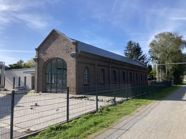Lokomotiv-Werkstatt nach der Sanierung mit Anbau im Hintergrund.<br>Foto: LWL/Schulte