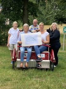 Monika Paskarbies und Silke Strier (2.v.l. und 1.v.r., beide Gütersloh tatkräftig e.V.) bedankten sich gemeinsam mit den Rikscha-Piloten Inge Hanhörster-Schmitt und Klemens Remfort (1.v.l. und 3.v.l.) bei Linn Maren Kammertöns (2.v.r., Leiterin der Tagespflege LWL-Klinikum Gütersloh).<br>Foto: LWL/Köhling