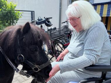 Die Bewohner:innen des LWL-Pflegezentrums Lengerich freuen sich sehr über den Besuch der Ponys.<br>Fotos: LWL/Petra Hose