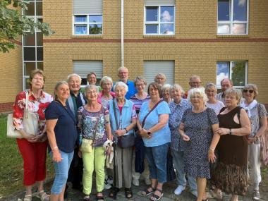 Die Besuchergruppe der Kolpingfamilie St. Ewaldi bei ihrem Spaziergang über das große Gelände der LWL-Klinik in Aplerbeck. Organisiert hatte das Treffen Wilma Jacob (vorne links).<br>Foto: LWL/Herstell