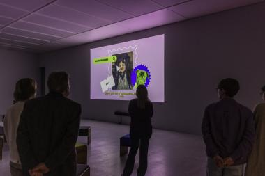 Im Film "Gemälde im Gespräch" zur Sonderausstellung im LWL-Museum für Kunst und Kultur erwacht die Chanteuse von Ida Gerhardi zum Leben.<br>Foto: LWL/Hanna Neander
