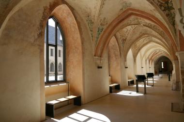 Das Kloster erleben: Beim gemeinsamen Rundgang durch den mittelalterlichen Kreuzgang ertasten die Teilnehmer:innen die Architektur des ehemaligen Klosters Dalheim.<br>Foto: LWL/ Kruck