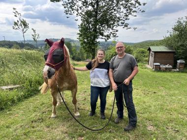 Haflinger Nepomuk, Nicole Nega, die das Projekt im Rahmen einer Fachweiterbildung wissenschaftlich begleitet, und Pferdekenner und Fachkrankenpfleger Thomas Wieske.<br>Foto: LWL/Wyludda
