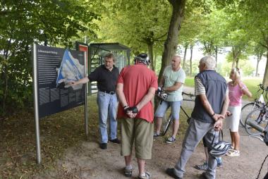 Herbert Niewerth mit einer Radlergruppe im Schleusenpark Waltrop.<br>Foto: LWL/Hudemann