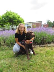 Pepe hat seine Ausbildung zum Therapiebegleithund erfolgreich bestanden. Sein Frauchen, die Psychologin Marie-Noelle Bellwon, bringt ihn regelmäßig mit zur Arbeit in die LWL-Maßregelvollzugsklinik Rheine.<br>Foto: LWL