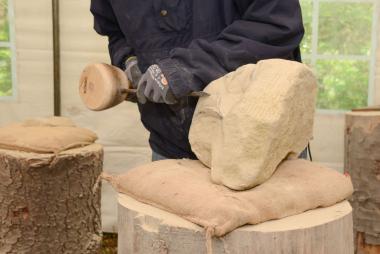 Mit dem Meißel entsteht aus grobem Sandstein Kunst.<br>Foto: Hudemann/LWL