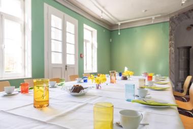 Eingedeckte Kaffeetafel im Gartenzimmer des Herrenhauses.<br>Foto: LWL/Harms