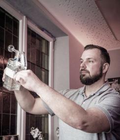 Wacholder im Glas: Sebastian Büssing präsentiert eine Auswahl verschiedener Gins.<br>Foto: Sebastian Büssing