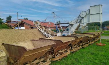Der alte Eimerkettenbagger am Eingang des Museums schaufelt eine Tonne Lehm in 15 Minuten in die Loren.<br>Foto: LWL/Ulrich