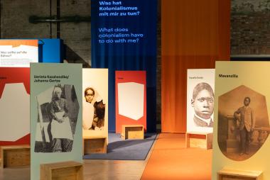 Ein Workshop in der Ausstellungswerkstatt "Das ist kolonial." beleuchtet Biografien hinter der westfälischen Kolonialgeschichte.<br>Foto: LWL/Lee