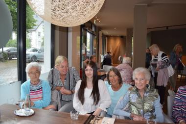 Tagesgäste und Mitarbeitende des LWL-Pflegezentrums Warstein feierten die Entscheidung von Julia Kretschmann zur Pflegeausbildung: (v.l.) Hedwig Kegel, Christiane Böhm, Julia Kretschmann, Monika Wohlmeiner, Elisabeth Lüttig..<br>Bild: LWL