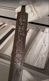 Eine Spatha ist eine zweischneidige Klinge. Dieses Objekt entstammt dem frühen Mittelalter und wurde in einem Frauengrab gefunden.<br>Foto: LWL-Altertumskommission für Westfalen