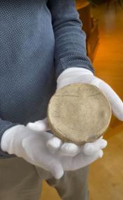 Die Inschrift in diesem Deckel gibt Aufschluss darüber, wie lange die Römer in Haltern waren.<br>Foto: LWL-Altertumskommission für Westfalen