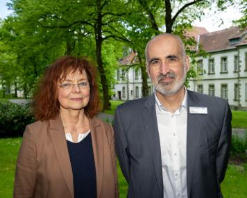 Die Therapeutische Leiterin Christine Enste begrüßt den neuen Chefarzt Dr. Ramin Sharifzadeh des LWL-Rehabilitationszentrums Südwestfalen.&lt;br&gt;Bild: LWL/Kuckuck 