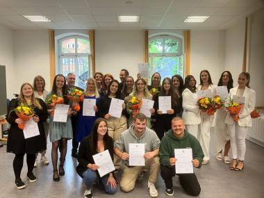 Die frisch gebackenen Pflegefachfrauen und -männer zusammen mit Schulleiterin Doris Wattad; Klassenlehrer Ralf Arendt sowie Yvonne Auclair und Oliver Thedieck von den Pflegedirektionen in Dortmund und Hemer (hinten, v. l.).<br>Foto: LWL/Herstell