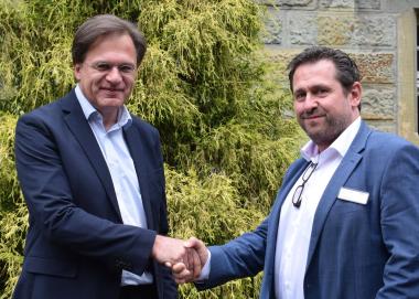 Prof. Dr. Ronald Bottlender (l., Ärztlicher Direktor der LWL-Kliniken Lippstadt und Warstein) begrüßt Dr. Christian Konkol als neuen Chefarzt des Zentrums für Verhaltensmedizin und Psychosomatik an der LWL-Klinik Warstein.<br>Bild: LWL/Werne