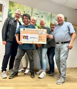 Hennes Bender (2.v.l.) spendet das Honorar seiner Asterix Lesung an Vitus Haltern am See e.V. Darüber freuen sich Dr. Josef Mühlenbrock, (v.l./ LWL-Römermuseum), Anne Heine-Hagen, (Buchhandlung Kortenkamp), Ute Erler, Wibke Bräuer, Theo Haggeney, (alle Vitus Haltern am See e.V.).<br>Foto: LWL/ Mühlenbrock