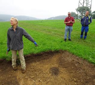 Ein unscheinbarer dunkler Fleck unter dem Mutterboden, doch die Archäologin Dr. Eva Cichy freut es.<br>Foto: LWL/M. Baales