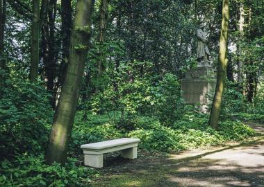 Im südlichen Teil des Schlossparks laden seit den Skulptur Projekten 1987 zwei Sandsteinbänke von Jenny Holzer zum Verweilen ein und sind doch mehr als Park-Mobiliar.<br>Foto: LWL/Neander
