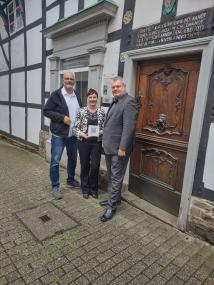 Lars Friedrich, Vorsitzender des Heimatvereins Hattingen/Ruhr, WHB-Geschäftsführerin Dr. Silke Eilers und WestLotto Unternehmenssprecher Axel Weber (v. l.)<br>Foto: Heimatverein Hattingen