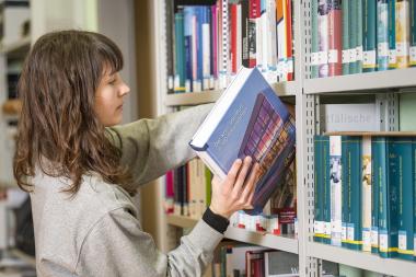Der LWL hält in seinen 16 Präsenzbibliotheken über eine halbe Million Bücher, Zeitschriften, Karten und vieles mehr vor.<br>Foto: LWL