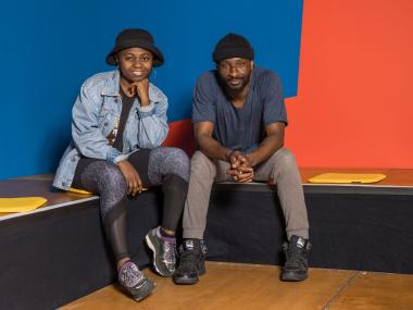 Gifty Wiafe und Emmanuel Edoror schaffen mit ihrer Performance-Führung "Sand of Times" Raum für die künstlerische Auseinandersetzung mit postkolonialen Fragestellungen.<br>Foto: LWL / Harms