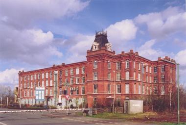 Die ehemalige Spinnerei A der Firma "Gerrit van Delden  Co." in Gronau (1892) zeigt sich nach der Sanierung wieder als Fabrikschloss.<br>Foto: LWL