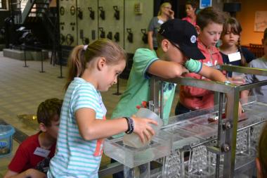 Am Modell können die Gäste nachvollziehen, wie das Schiffshebewerk funktioniert.&lt;br&gt;Foto: LWL/Leder 