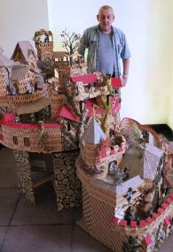 An der Burganlage hat Andreas Stys mehr als 1.000 Stunden mit großer Geduld gearbeitet.<br>Foto: LWL/Westerkamp