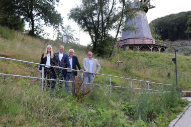 LWL-Kulturdezernentin Dr. Rüschoff-Parzinger (v.l.), Dr. Georg Lunemann, Direktor des LWL, Museumsleiter Dr. Uwe Beckmann und der Technische Leiter des Museums Dennis Walter eröffneten den barrierearmen Weg, der zur Windmühle des Museums führt.<br>Foto: LWL