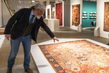 Kurator Martin Schmidt gibt einen tieferen Einblick in die Sonderausstellung "Der ewige Teppich".<br>Foto: LWL/Harms